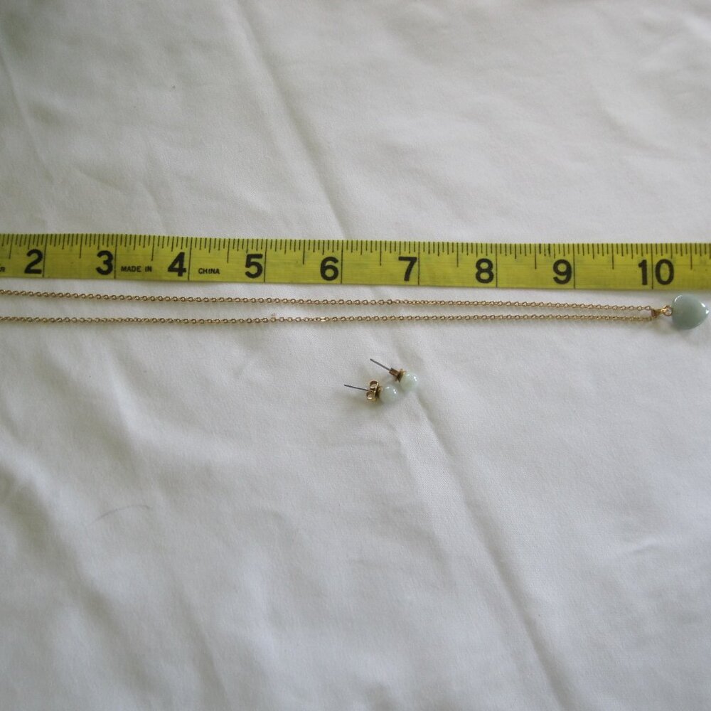 20" Ladies Round Cable Type Gold Tone Chain w/Jade Heart and Pierced Earrings